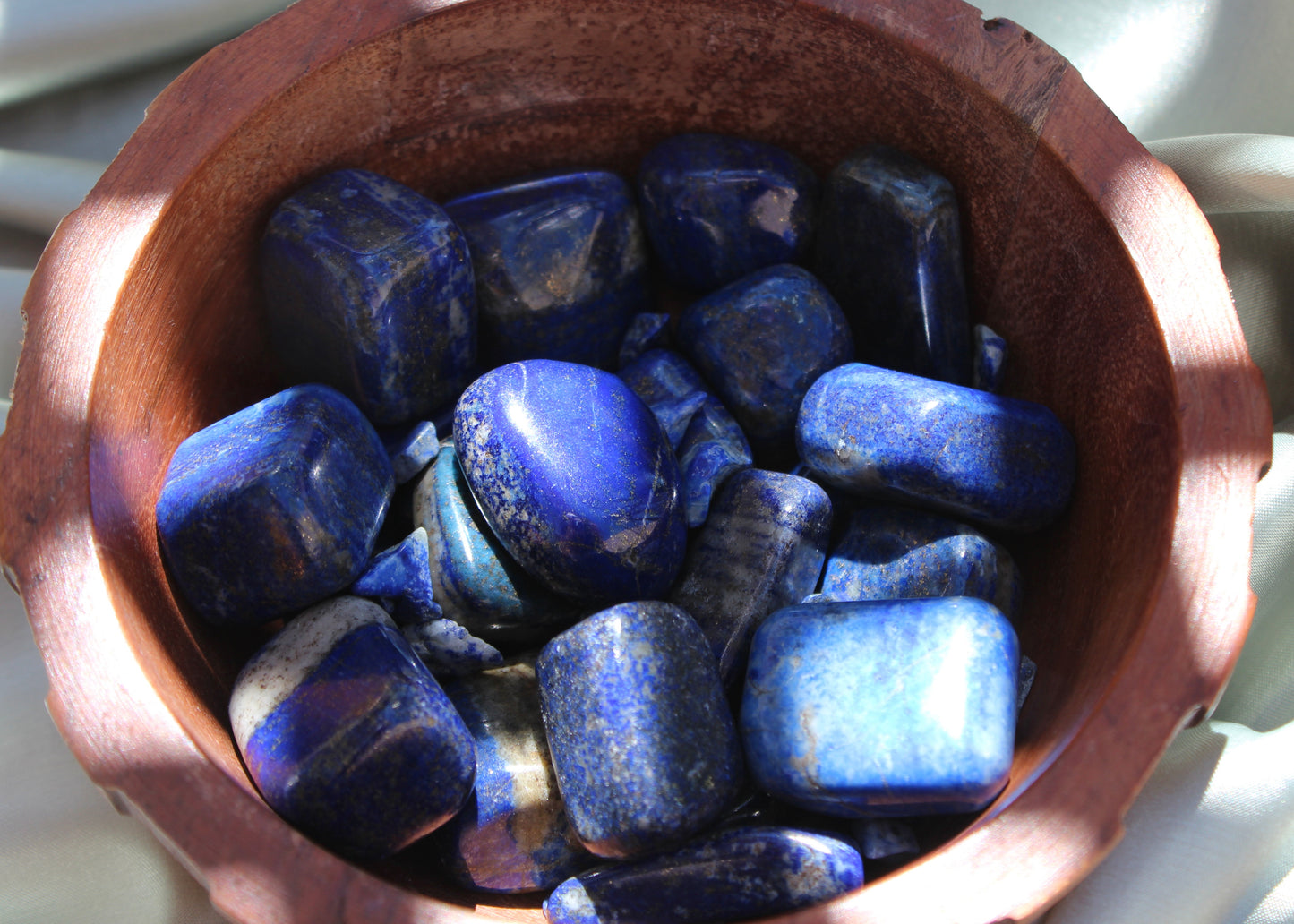 Lapis Lazuli tumbnled crystal, Lapis lazuli benefits, crystals for truth, crystal for cheating partner, crystal for honesty, crystal for friendship 